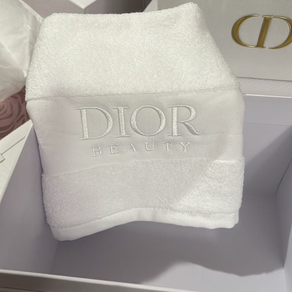 DiorVanity Case—Headband-Towel- Full Size Hyalushot - Picture 6 of 16